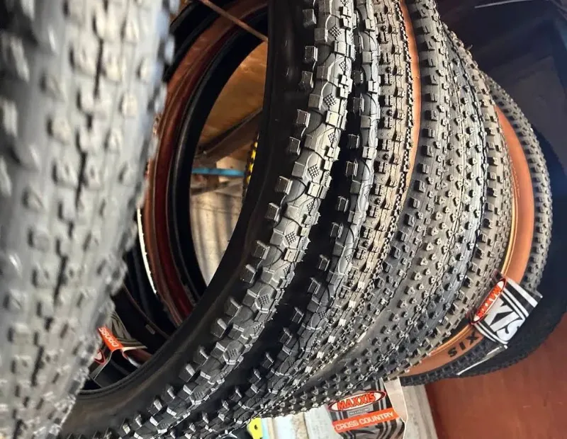 Neumáticos de bicicleta de montaña listos para instalar